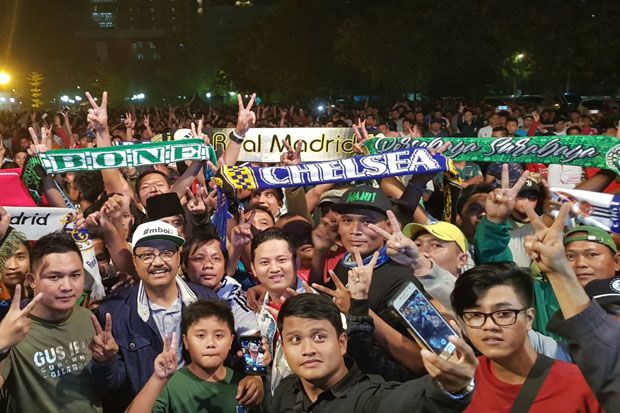 Duduk Lesehan, Gus Ipul...