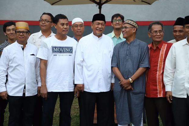 Terima Gelar Daeng,...