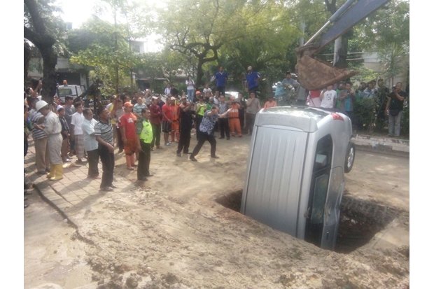 Mobil Terperosok, Polisi...