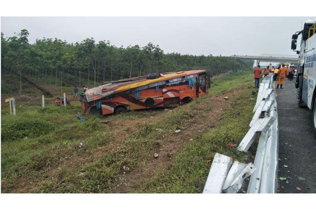 Bus Tapsel-Medan Terguling,...