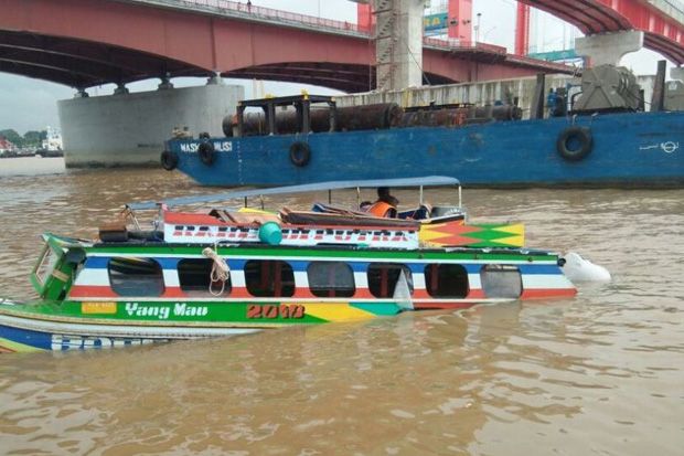 Speedboat Tabrakan di...