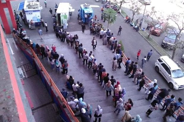 Ribuan Orang Rela Antre...