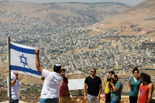 Israel Larang Masuk...