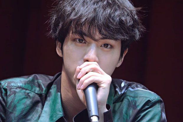 Tatapan Jin BTS Saat...