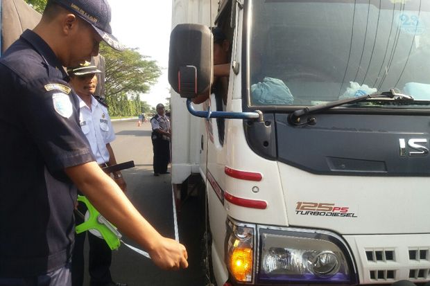 Puluhan Truk Terjaring...