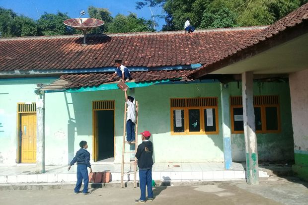 Siswa MTs Turunkan Genting...