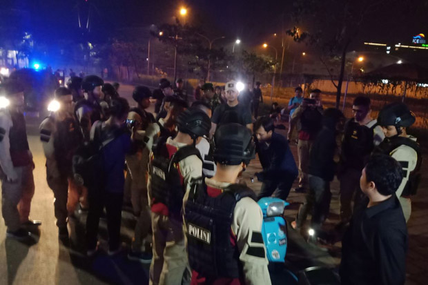Operasi Gabungan, Petugas...
