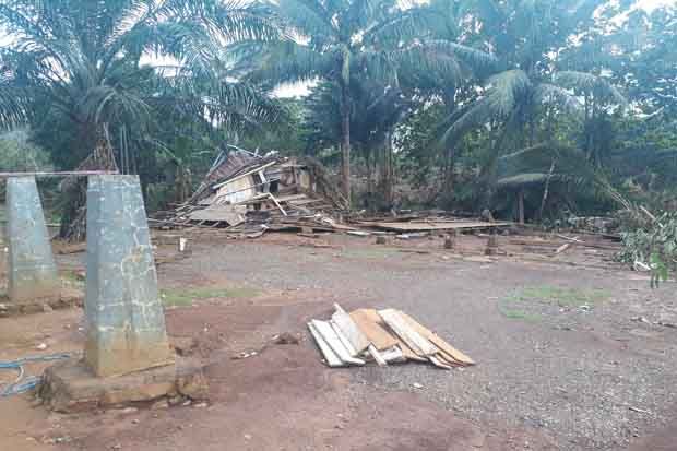 Lokasi Porak-poranda,...