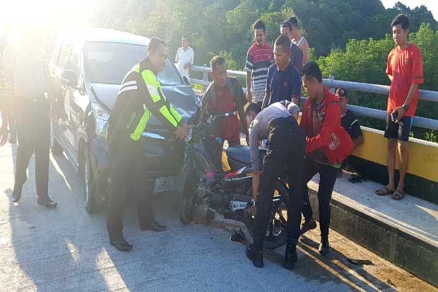 Tabrak Avanza, Kaki...