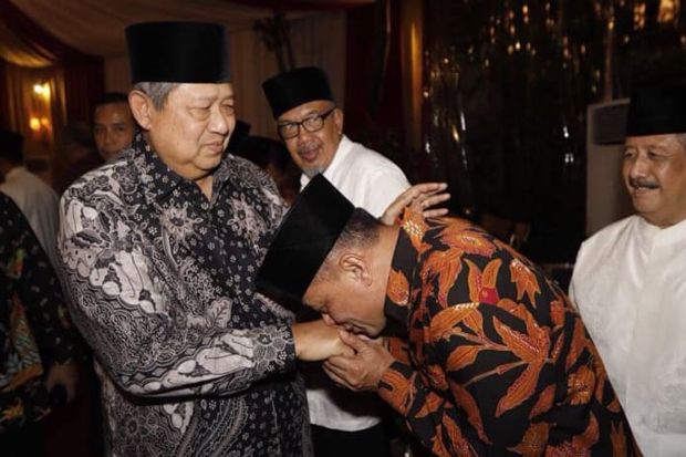 Menebak Makna Cium Tangan...