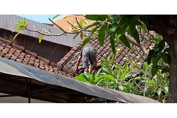 Bobol Atap Kamar Mandi,...