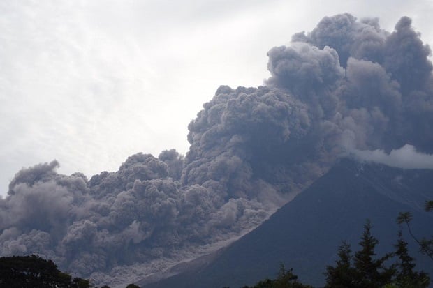 Gunung Fuego Meletus,...