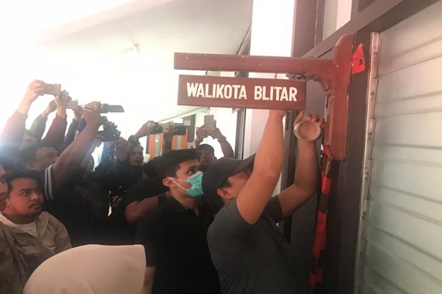 KPK Segel dan Sita Berkas...