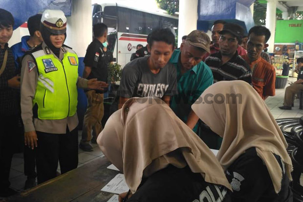 Puluhan Awak Bus di...