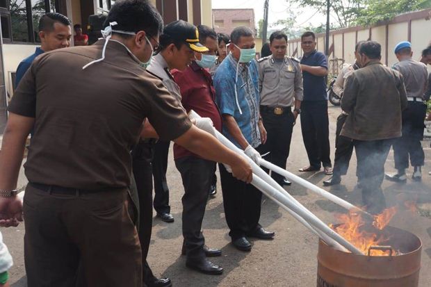 Polres Karawang Musnahkan...