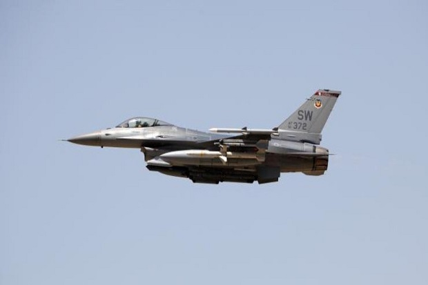 Jet-jet Tempur F-16...