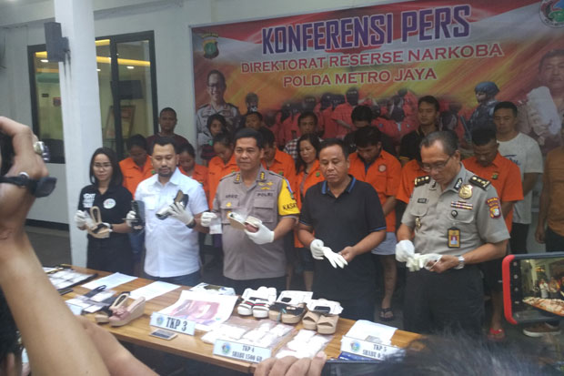 Simpan Sabu di Sandal,...