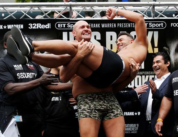Tyson Fury Gendong Sefer...