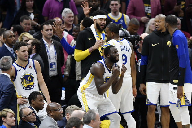 Warriors Rayakan Gelar...