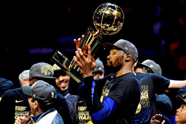 Kevin Durant Pertahankan...