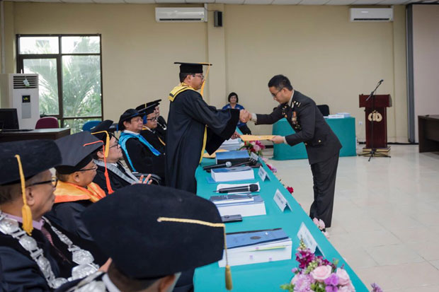 Raih Doktor Pertama...