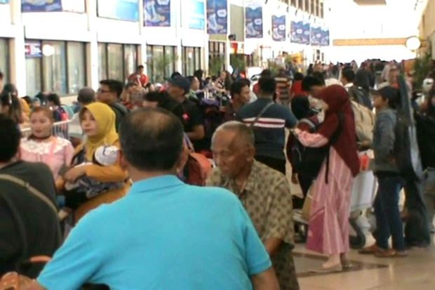 Delay Warnai Lonjakan...