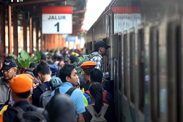 Pemudik Banjiri Stasiun...