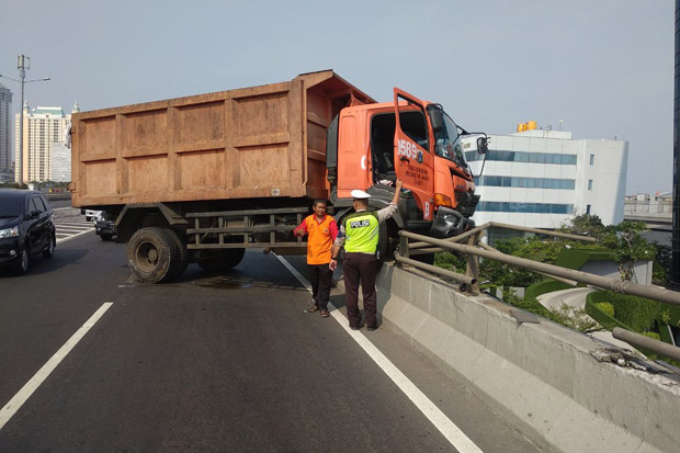Hilang Kendali, Truk...
