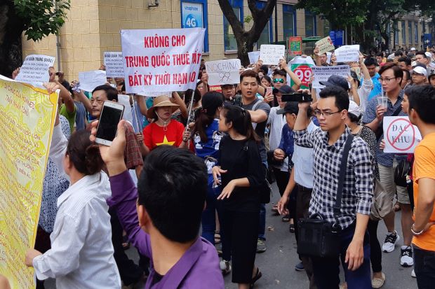 Protes Anti-China Pecah...