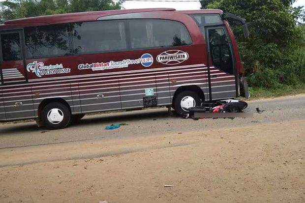 Bus Pariwisata Tabrak...