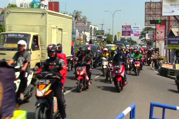 Dibanjiri Pemudik Sepeda...