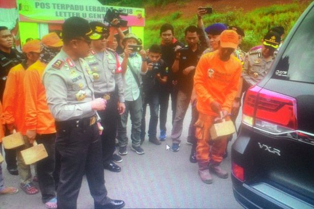 Tinjau Arus Mudik di...
