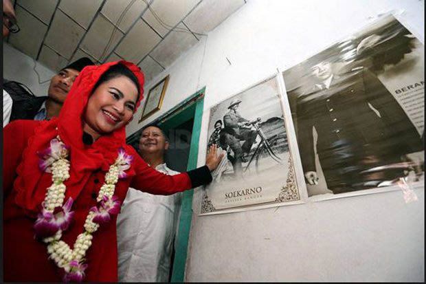 Hendak Turunkan Baliho...