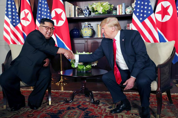 Jabat Tangan Trump,...