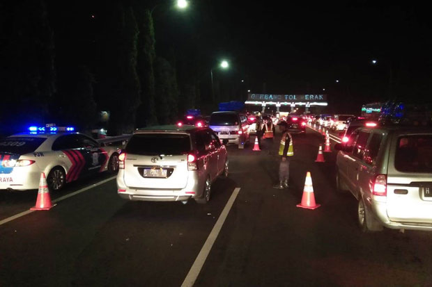Tol Merak Macet 4 Km,...