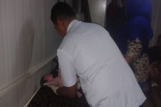 Lahir di Atas Kapal,...