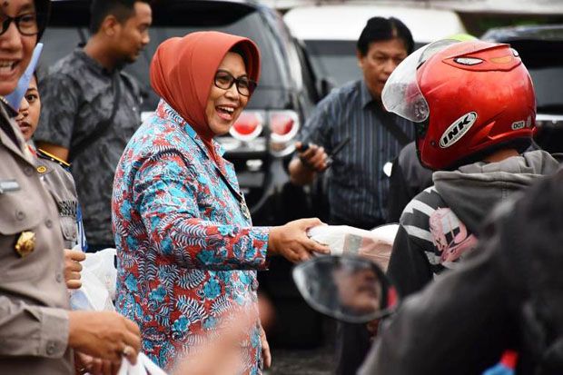 Pemkab Sleman Bagi Takjil...