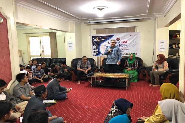 Ratusan Mahasiswa Indonesia...