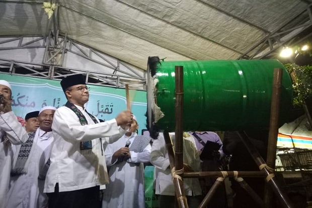 Anies Imbau Warga Bantu...