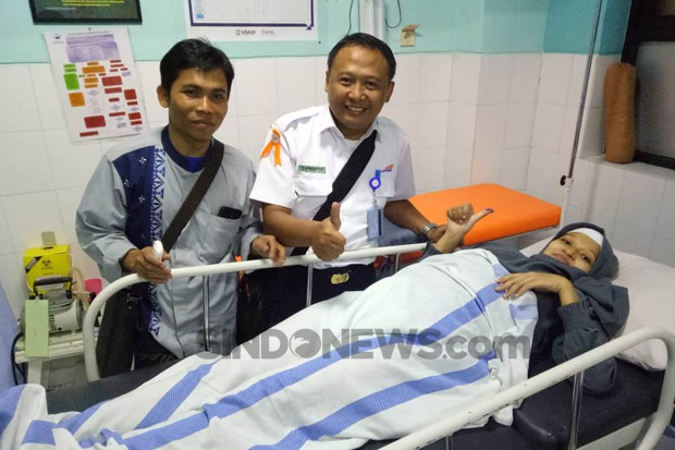 Melahirkan di KA Kertajaya,...