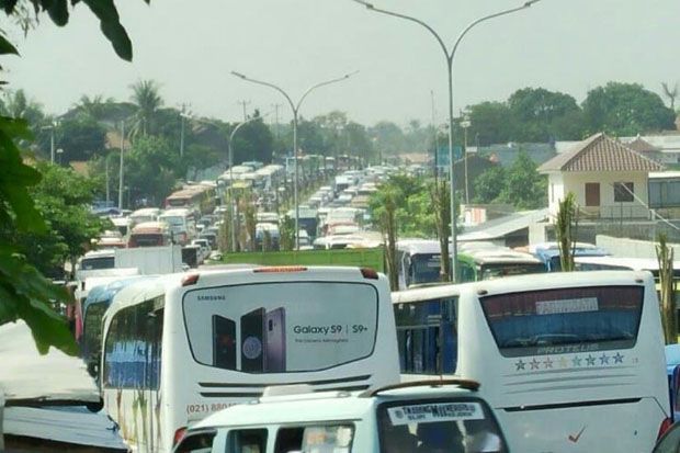 Warga Membeludak Menuju...