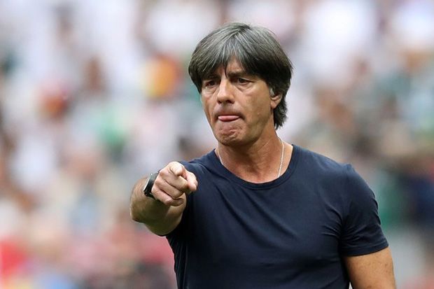 Ditekuk Meksiko, Loew:...