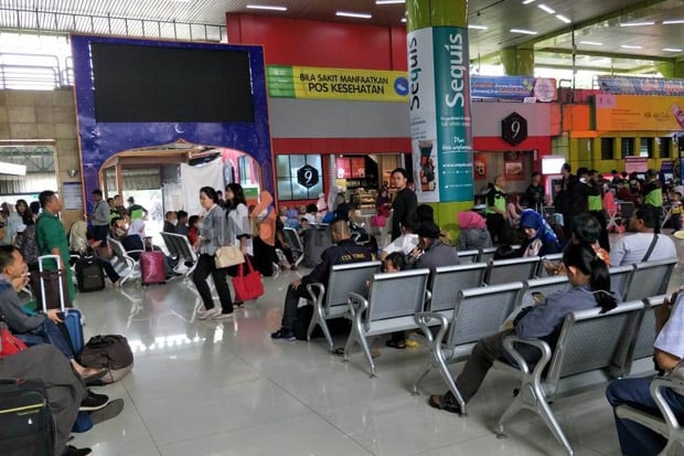 Arus Balik, Ruang Tunggu...