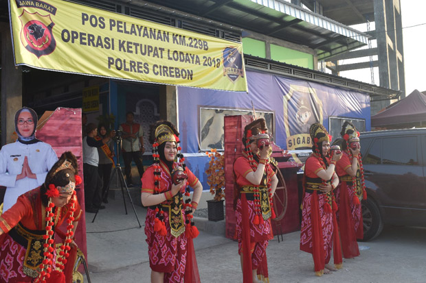 Hanoman, Tari Topeng,...