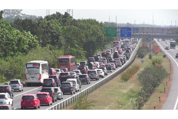 Kendaraan di Tol Palikanci...