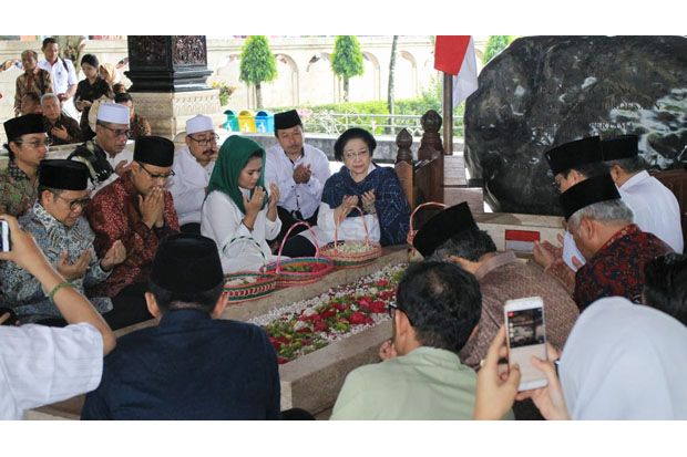 Di Haul Bung Karno,...