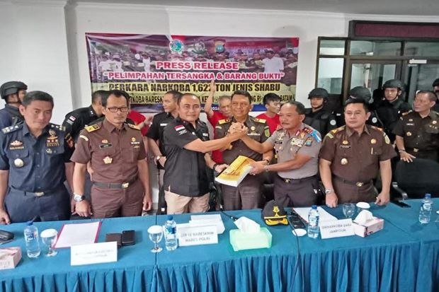 Tersangka dan 1,6 Ton...