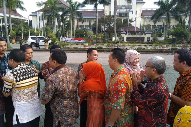Hari Pertama Ngantor,...