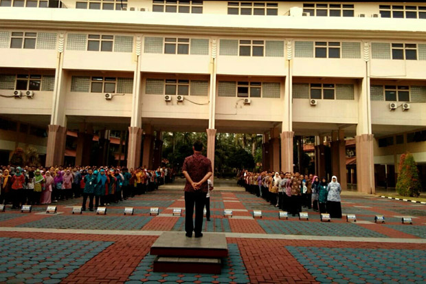 Hari Pertama Kerja,...