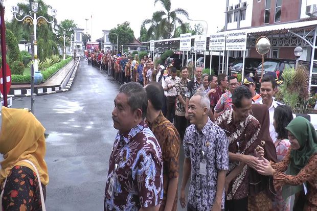 Hari Pertama Masuk Kerja,...